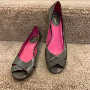 ⬇️ $50 | Iridescent Gray Cole Haan Peep Toe Shoes